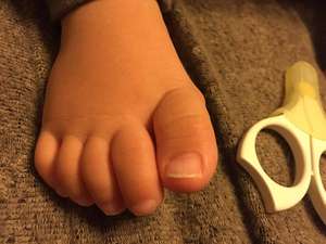 赤ちゃんの爪の切り方、手と足では切り方が違います！のサムネイル画像